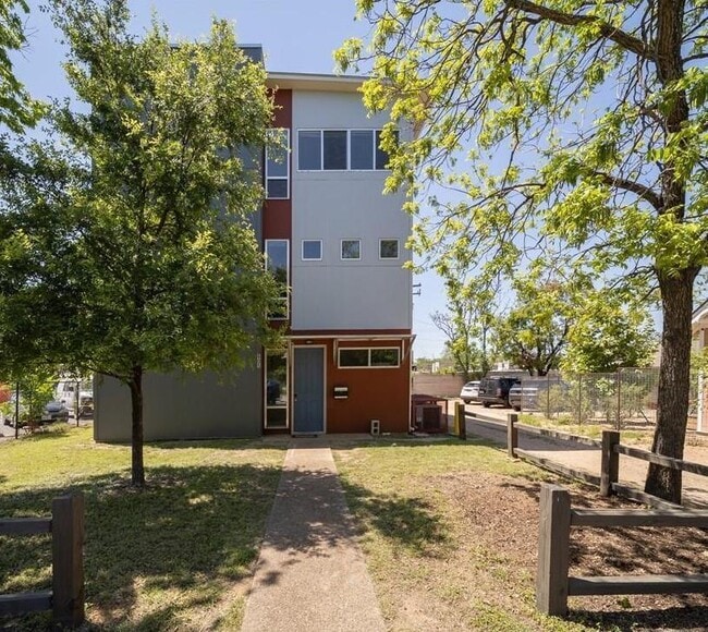 Building Photo - 605 W 29th 1/2 St