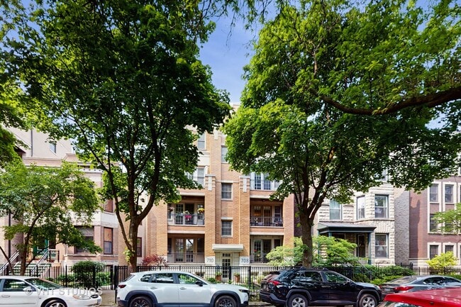 Building Photo - 708 W Aldine Ave