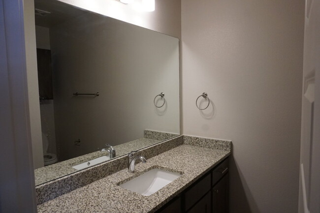 Foto del edificio - Townhome Located South Of Town Near Cooper...