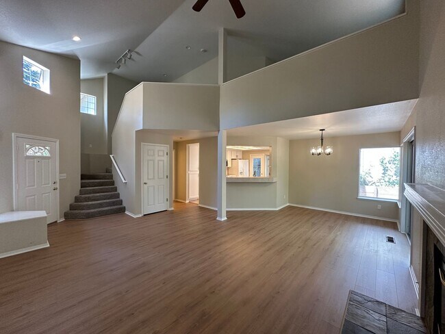 Building Photo - 2-Bedroom Home with Loft in Lakeridge Springs