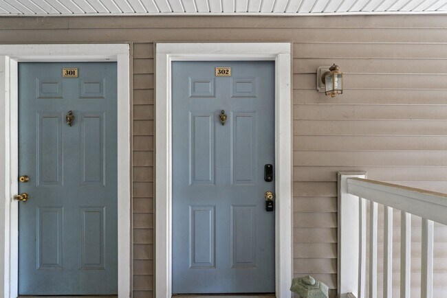 Building Photo - Spacious & Bright 2 bed 2 bath in Stratfor...