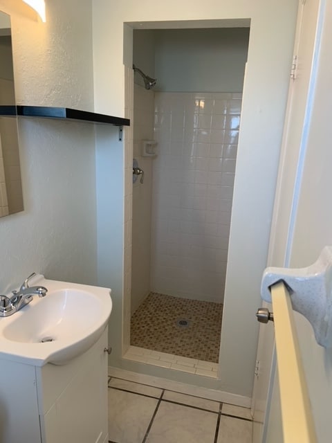 404 Studio D Bathroom - 404 Armada Rd S