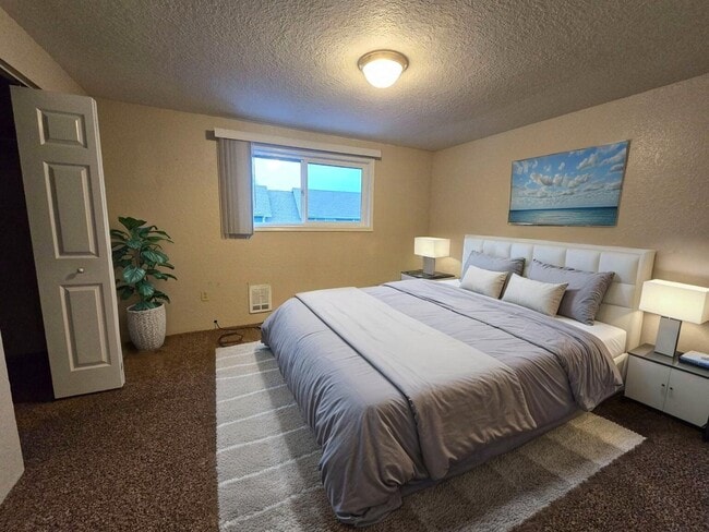 Building Photo - 146 NE Atkinson Ct