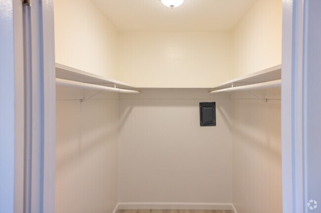 1HAB, 1BA - Armario de 450 ft² - 1221 Vallejo Apartments