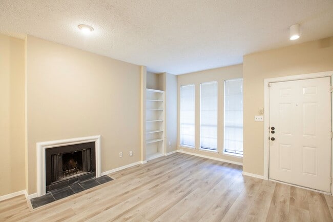 Building Photo - Dallas Townhome with Reserved Parking