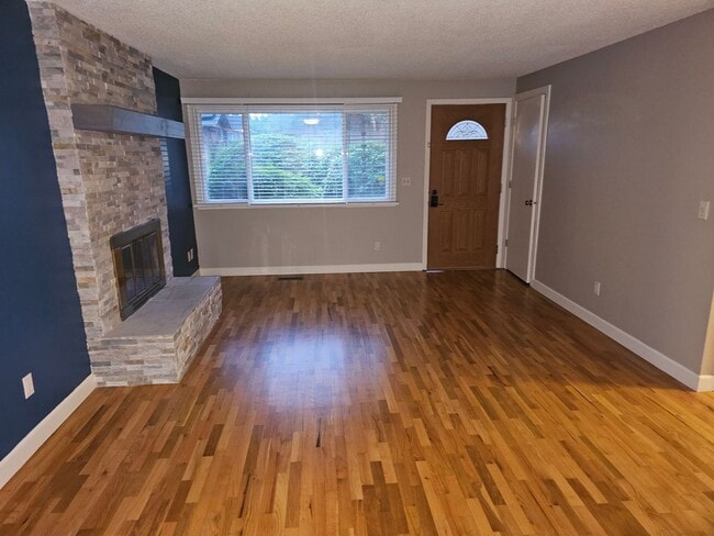 Building Photo - Des Moines rambler home w/2 car garage - 4...