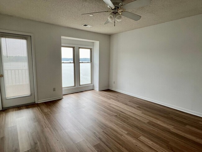 Building Photo - Beautiful waterfront condo on Lake Wylie!