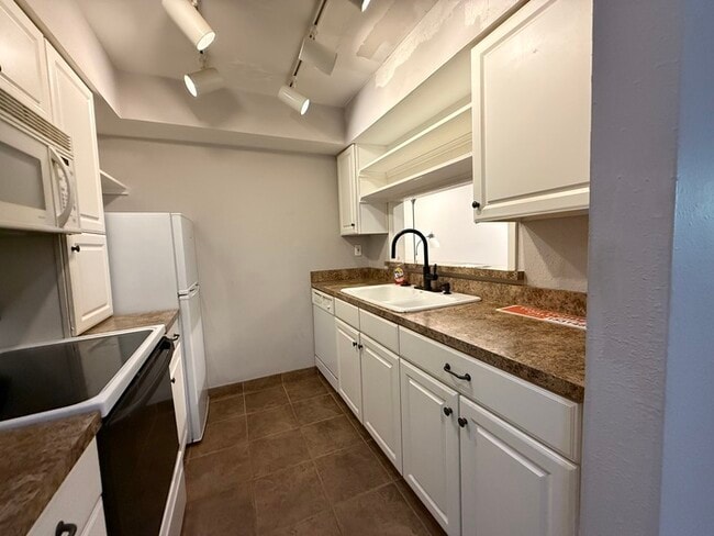 Building Photo - Marble Cliff Condo With Lake Access!