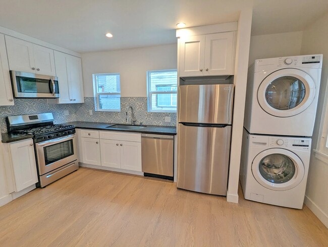 Building Photo - 3919 1/2-31-2 Mont Clair St