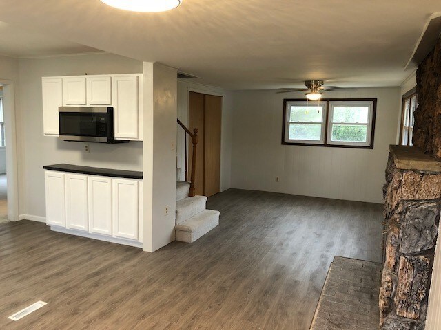 Building Photo - 1 E Willow Dr