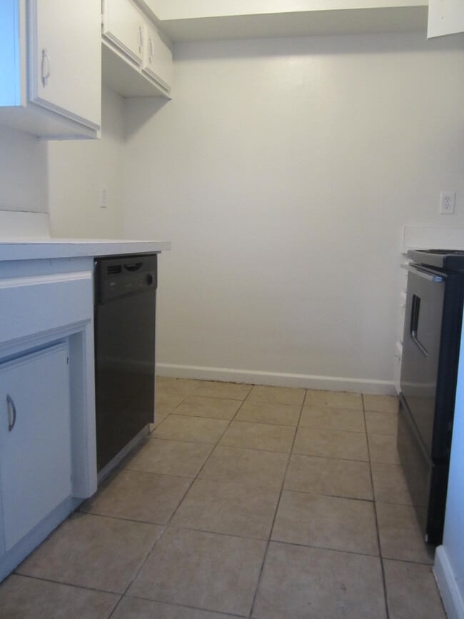 Building Photo - 208 Jardin Ct