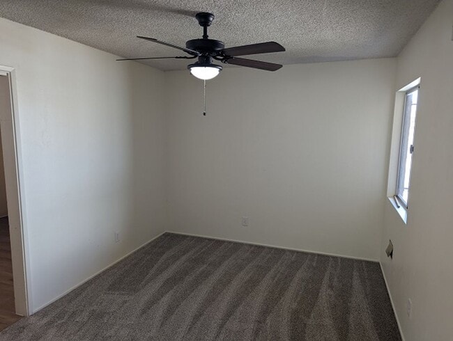 Building Photo - 3 Bedrooms/2 Bathrooms Single Story Home i...