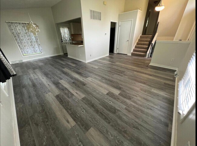 Building Photo - 6533 Outer Lincoln Ave