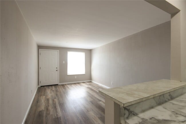 Building Photo - 4770 Kings Dr