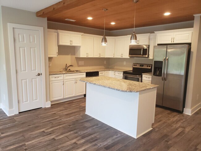 Building Photo - Lovely 2 bedroom 2 bath unfurnished home located in the Pine Ridge Community - Holly Ridge