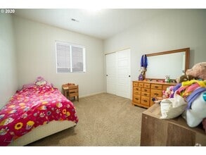 Building Photo - 105 SW Falcon Ct