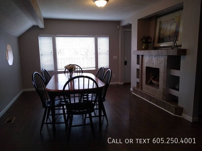 Building Photo - Amazing 4 Bed 2 Bath House Near Downtown S...