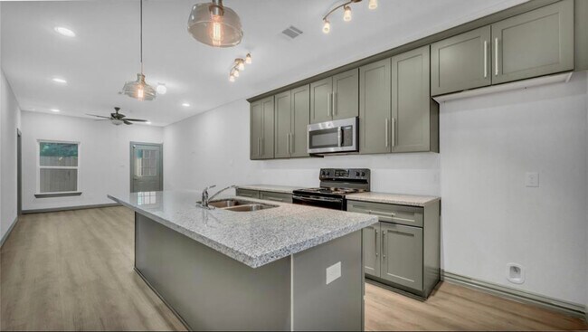 Cocina con isla - 4118 Mallow St