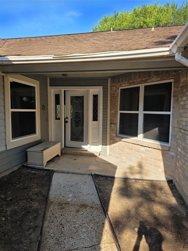 Building Photo - 3214 S Briar Knoll Dr