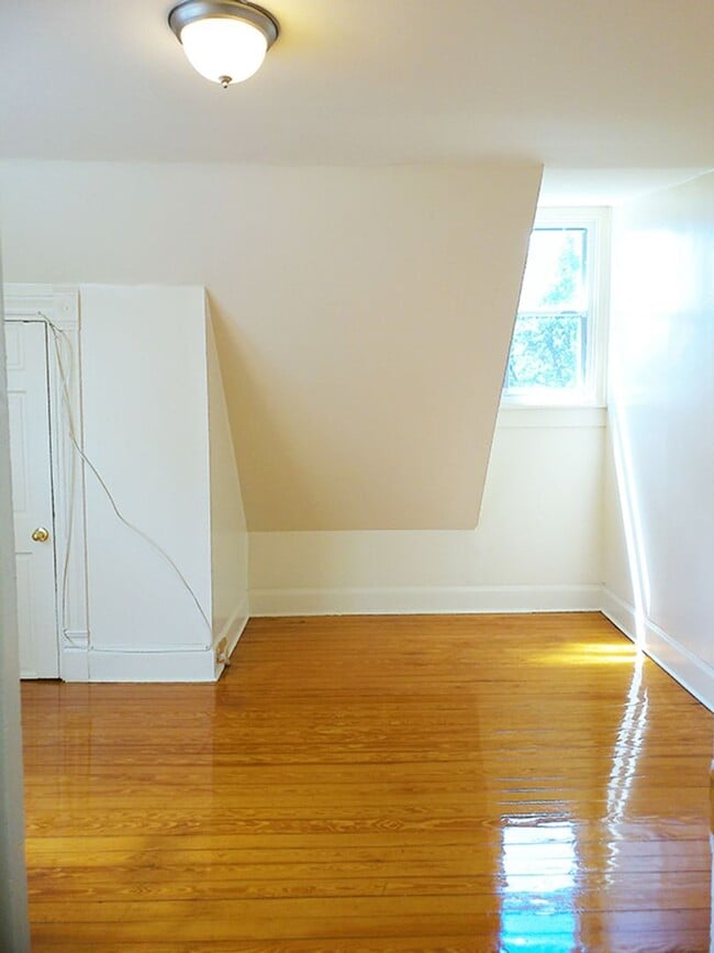 Building Photo - AVAILABLE 8/1/26 Unique Third Floor Apartment