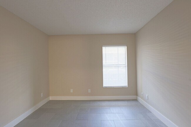 Building Photo - 5331 Summerlin Rd