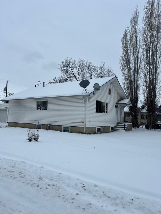 Foto del edificio - Non-Refundable & Security Deposit Total: $1400.00