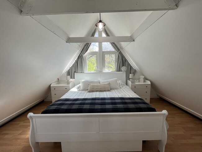 Photo - 156-155 5 Mile Point Rd House