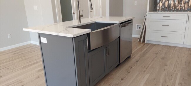 Foto del edificio - COMING SOON.... Newer 3 bedroom, 2.5 bath townhome!