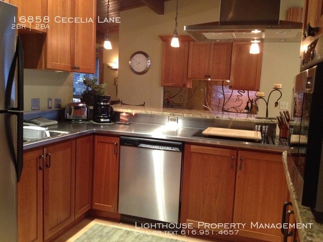 Foto del edificio - 16858 Cecelia Ln