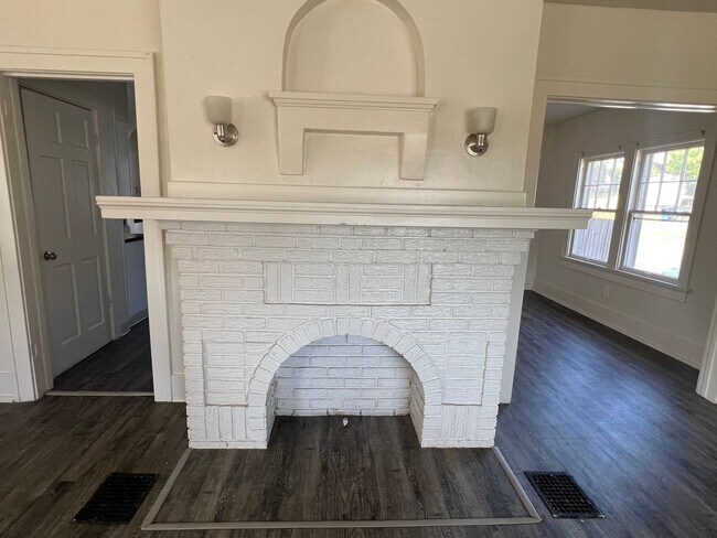 Building Photo - 3 bedrooms 1 bathrooms house for rent