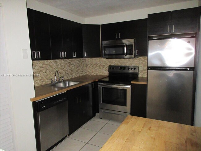 Building Photo - 10710 Royal Palm Blvd
