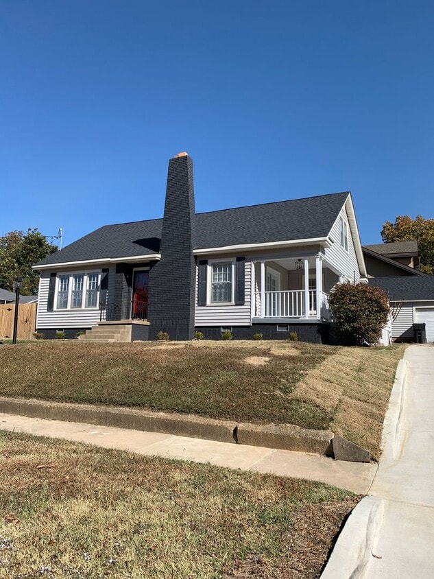 Foto principal - Downtown Jonesboro! 3 Bed 2 Bath