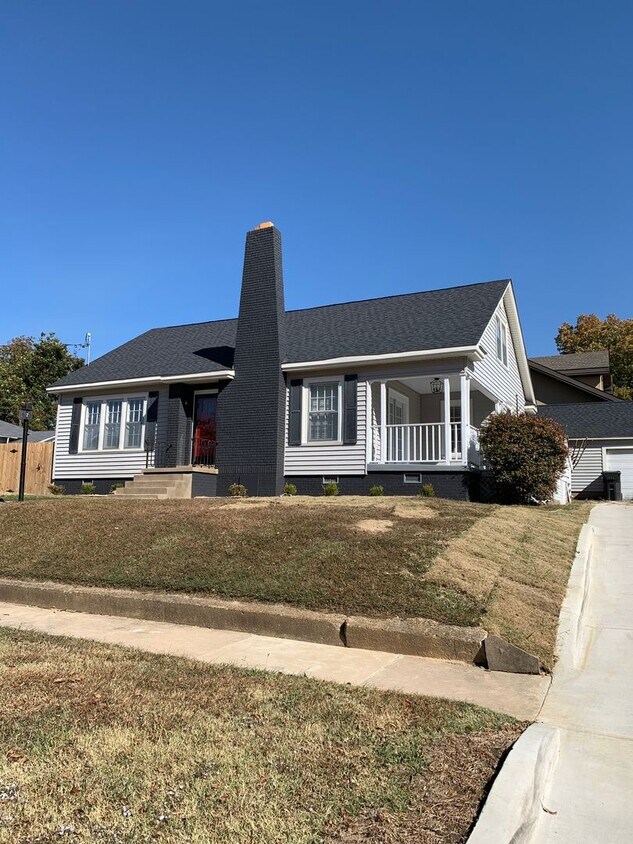 Primary Photo - Downtown Jonesboro! 3 Bed 2 Bath