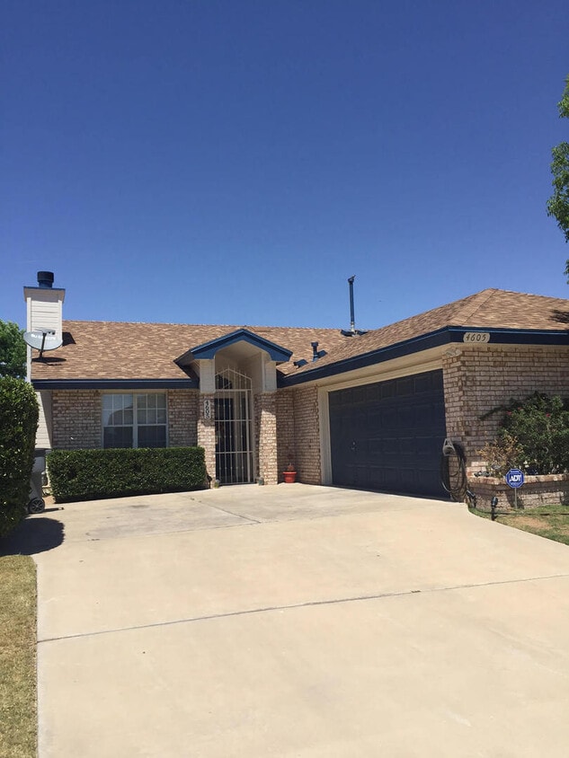 Foto principal - North HIlls in Northeast El Paso 3 bed Refrig A/C