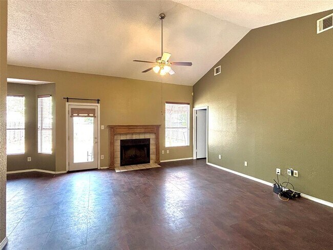 Foto del edificio - 2139 Cervin Blvd