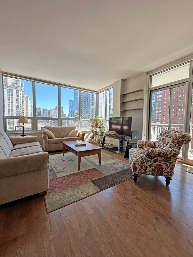 Foto del edificio - 330 W Grand Ave