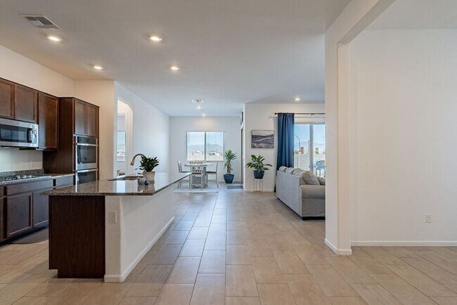 Foto del edificio - Bright & Spacious 4-Bed Home with 3-Car Ga...