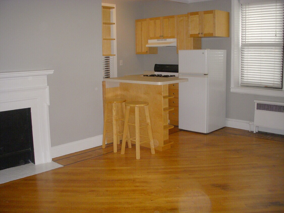 Livingroom into kitchen - 1 Broad Pky