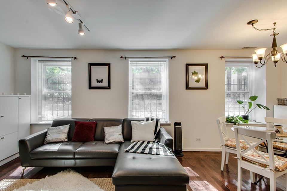 Primary Photo - 1011 N LaSalle Dr