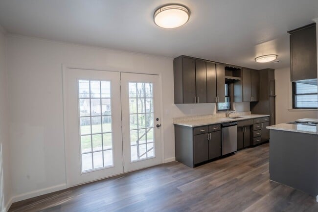 Building Photo - Newly renovated 3 bed, 1 bath! Schedule a ...