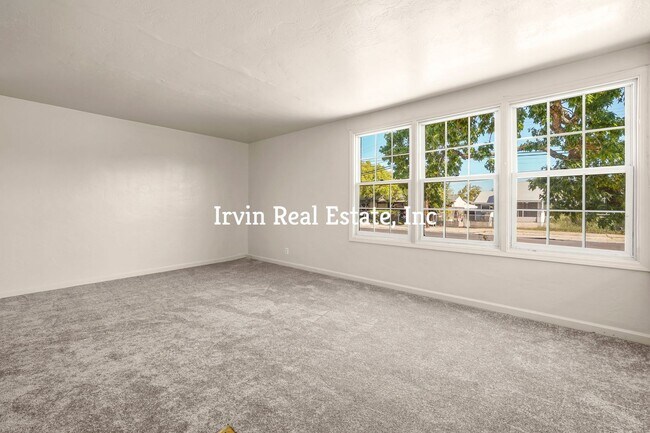 Foto del edificio - Nice 3 Bedroom PIttsburg with a big back yard