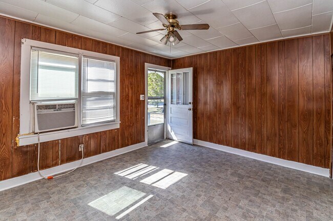 Foto del edificio - 2 BR | 1 BA Duplex Unit - Great Central Lo...