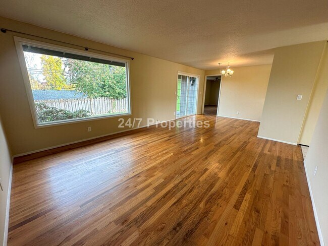 Building Photo - Beaverton Home - 3BD I 1BA + Bonus Room!
