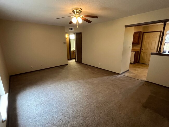 Building Photo - 1022 N Parker Rd
