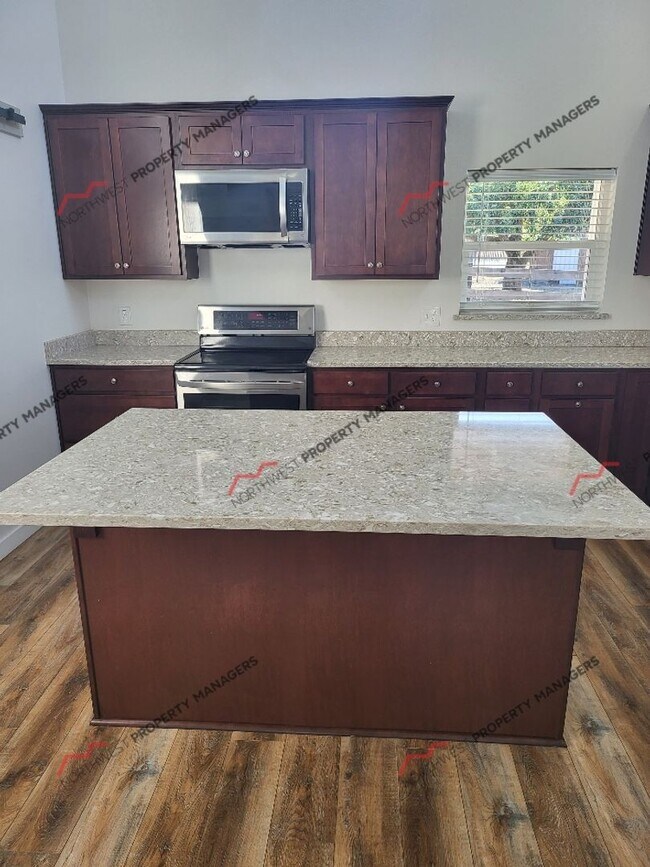 Foto del edificio - STATUS: ** HOLD **  | R210C | $2295
