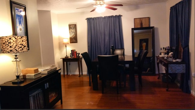 Foto del edificio - 8312 Lake Ave