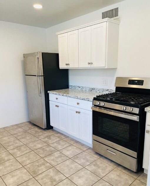 Building Photo - Expansive Elegant and Modern Stunning 3 Be...