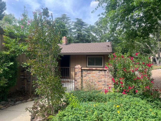Building Photo - GORGEOUS FULLY REMODELED 3 BEDROOM IN CITR...