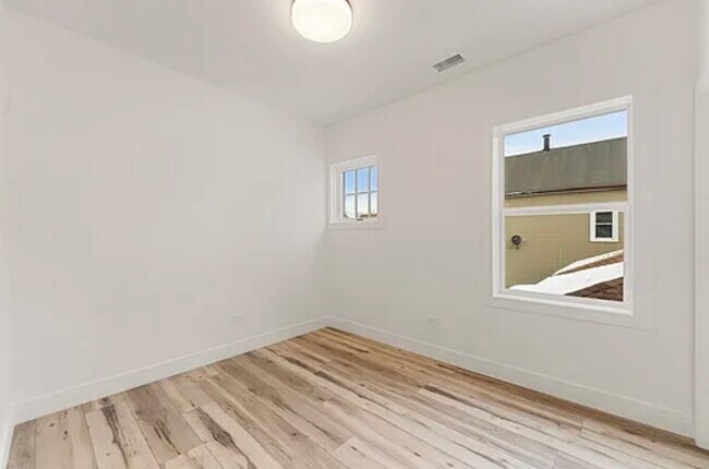 Foto del edificio - 2913 W 38th St