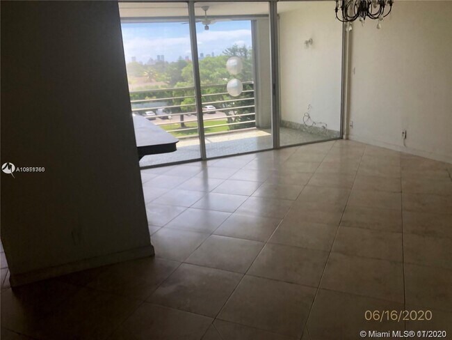 Foto del edificio - 940 NE 199th St